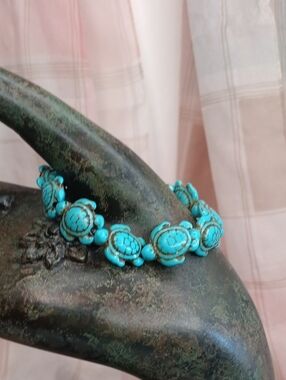 Turquoise Turtle Bead Stretch Bracelet